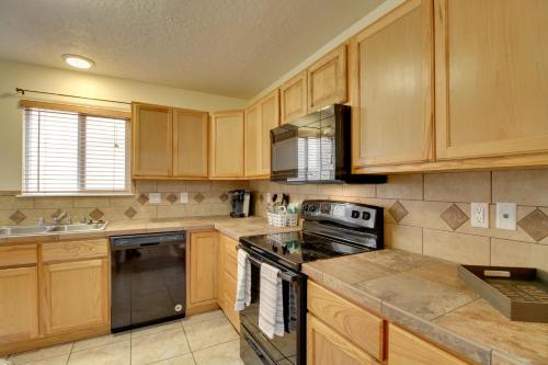 Comfy Albuquerque Townhome Less Than 6 Mi to Downtown in Albuquerque, USA
