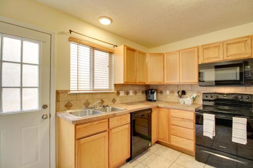 Comfy Albuquerque Townhome Less Than 6 Mi to Downtown in Albuquerque, USA