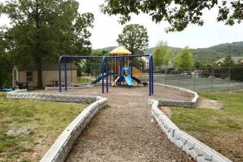 No Steps Eagles Nest Condo with Pool and Hot Tub and Lake Views next to SDC in Branson, USA