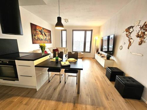Luxurious Apartment Near the Center - Entire Unit, Прага (фото 6)