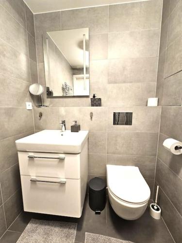 Luxurious Apartment Near the Center - Entire Unit, Прага (фото 4)