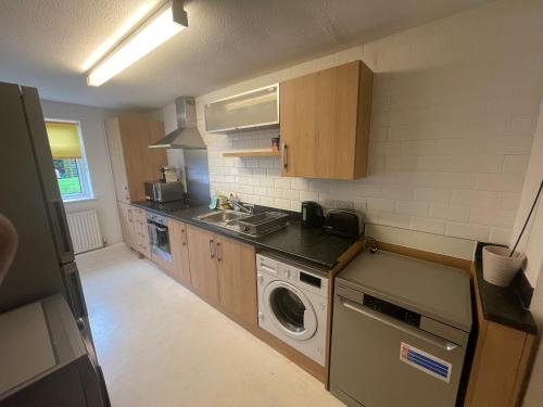 Spacious Apartment Near Heathrow With Allocated Parking - Ruislip