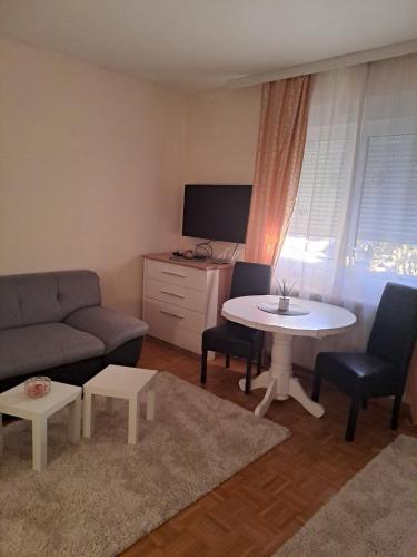 Lovely Apartment with terrace/Divan apartman sa terasom