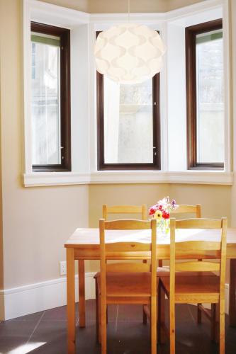 Modern 1 BedSuite in Kerrisdale, access UBC Downtown YVR in Vancouver, Canada