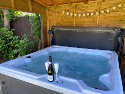 BeRo Bungalow with a hot tub & a large garden!