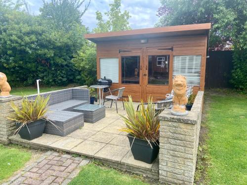 BeRo Bungalow with a hot tub & a large garden!