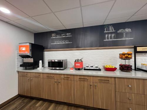 Hampton Inn Bloomington - image 6