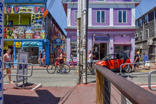 Oasis on Commercial Street w Balcony