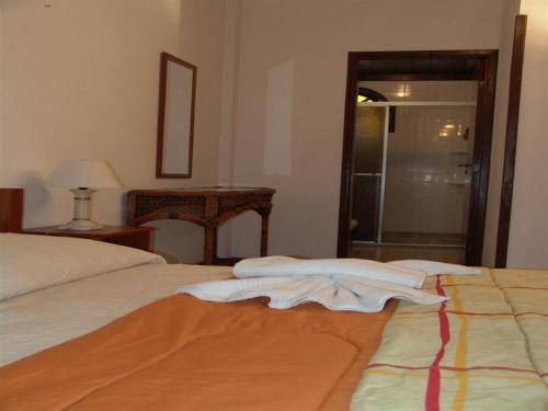 1 double bed, 4 twin beds