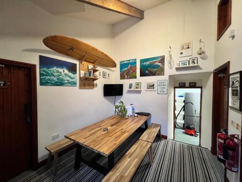 Shared lounge/TV area, Lands End Hostel and B&B in Penzance