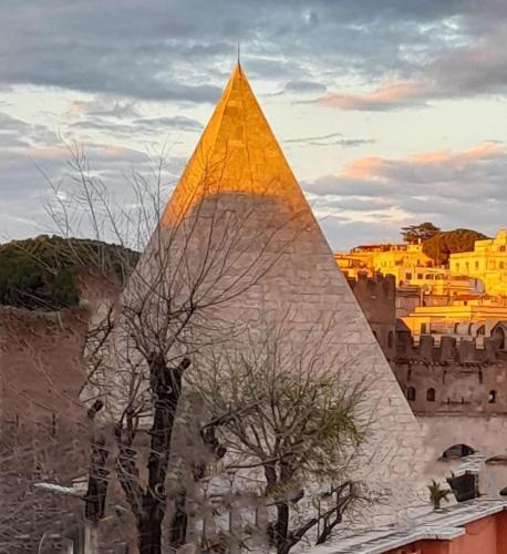 The Golden Pyramid, Rzym