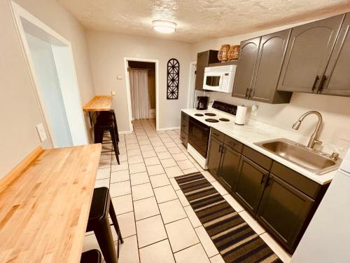 virtuve, Iona Mercantile BnB in Rigbija (ID)