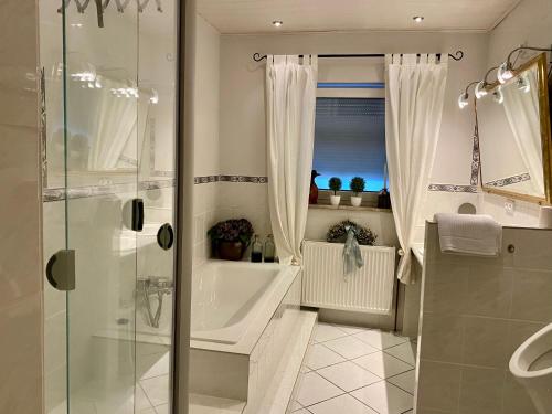 ห้องน้ำ, Schöne Ferienwohnung (Schone Ferienwohnung) in อิทเซเฮอ