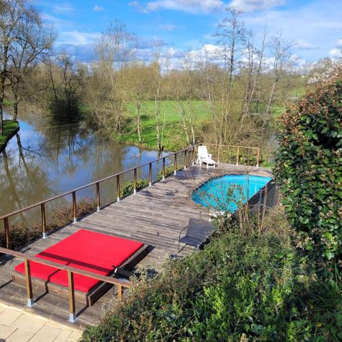 Le Moulin du Gué en Vendée Gite atypique et exceptionnel de 15 personnes au bord de l'eau à 30 minutes du PuyduFou