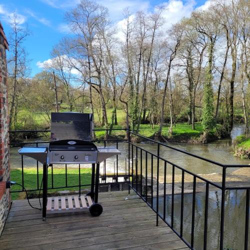 Le Moulin du Gué en Vendée Gite atypique et exceptionnel de 15 personnes au bord de l'eau à 30 minutes du PuyduFou