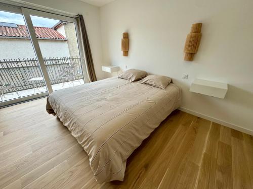 Grande suite avec douche, baignoire balcon et bureau - Chambre d'hôtes - Genay