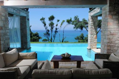 Villa Seashore:Dreamy villa by the sea with heated pool