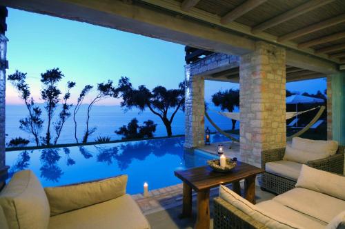 Villa Seashore:Dreamy villa by the sea with heated pool