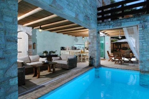 Villa Seashore:Dreamy villa by the sea with heated pool