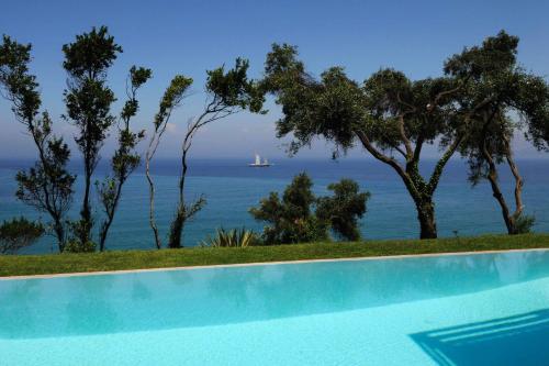 Villa Seashore:Dreamy villa by the sea with heated pool