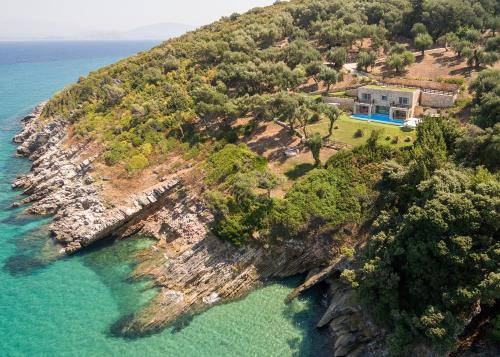 Villa Seashore:Dreamy villa by the sea with heated pool