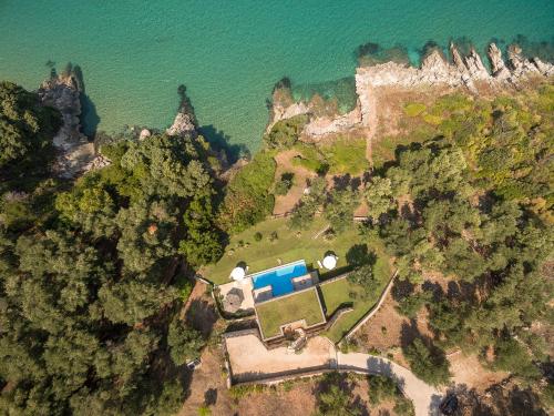 Villa Seashore:Dreamy villa by the sea with heated pool