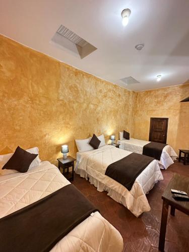 1 double bed, 2 twin beds