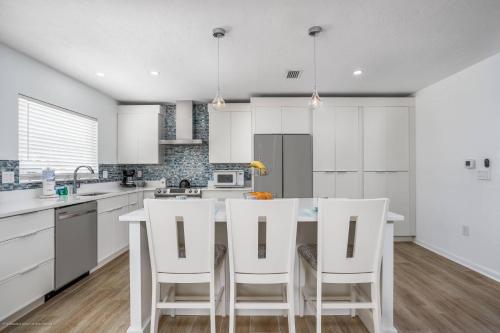 Gorgeous Grove Contemporary Home