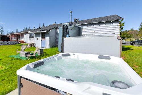 Waterfront Mariposa Hideaway: Hot Tub & Mtn Views! in Bootjack (CA)