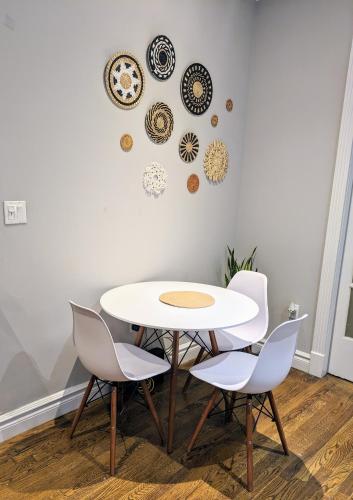 Lovely Room at 3 bedroom Apt at the heart of East Village, New York (foto 10)