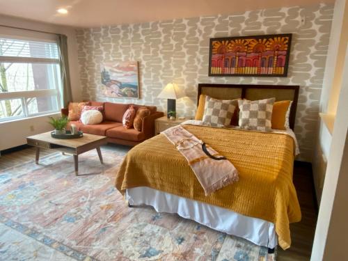 Deluxe Queen Studio  room in Quest Travels