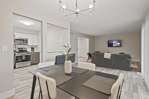 Cozy 2BR Stay in Rochester Hills in Rochester Hills, USA