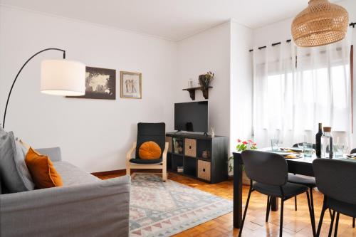 ! Luminous 2BR Top Floor ! Praça da República, Порту