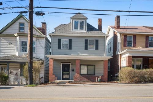 Classic Pittsburgh 4 Square - Easy Access to Town and Airport Classic Pittsburgh 4 Square - Easy Access to Town and Airport