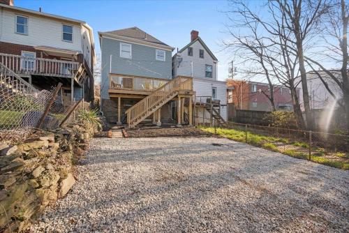 Classic Pittsburgh 4 Square - Easy Access to Town and Airport Classic Pittsburgh 4 Square - Easy Access to Town and Airport