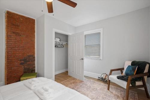 Classic Pittsburgh 4 Square - Easy Access to Town and Airport Classic Pittsburgh 4 Square - Easy Access to Town and Airport