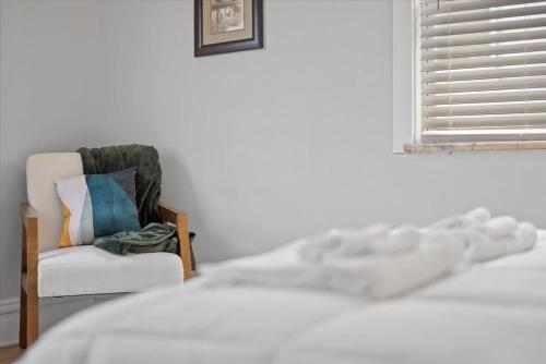 Classic Pittsburgh 4 Square - Easy Access to Town and Airport Classic Pittsburgh 4 Square - Easy Access to Town and Airport