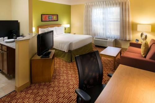 Studio Suite Queen room in Sonesta Simply Suites Phoenix Scottsdale
