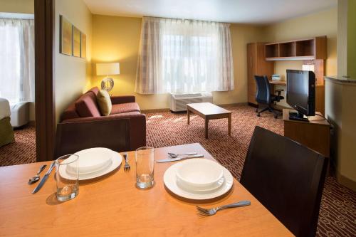 One Bedroom Suite Queen image 3