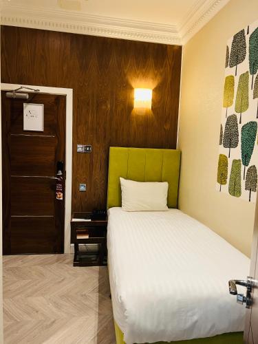 Cheshire Hotel Oxford Circus - image 2