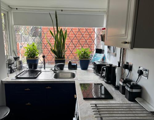 Double Room- 1 Person -in Great Barr Near M5 - M6 - Parking - TV Bed-Garden, Birmingham (photo 5)