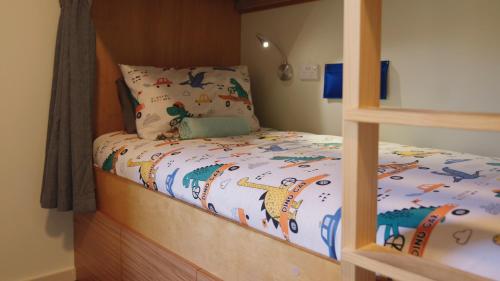 Bed in 4-Bed Dormitory Room with Ensuite