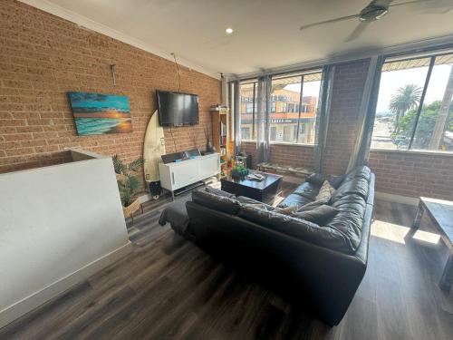 Shared lounge/TV area, The Entrance Backpackers in Central Coast