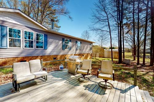 Lakefront Retreat in Saluda, USA