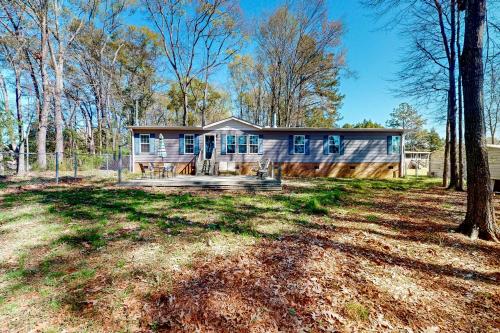 Dog-Friendly Lakefront Home w/ Dock in Saluda