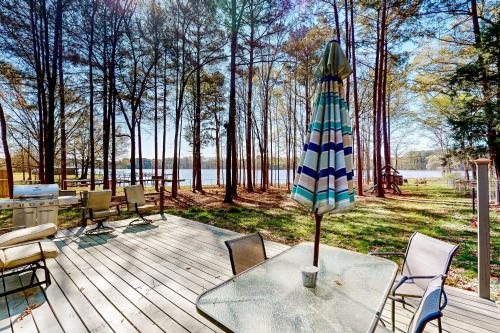 Lakefront Retreat in Saluda, USA