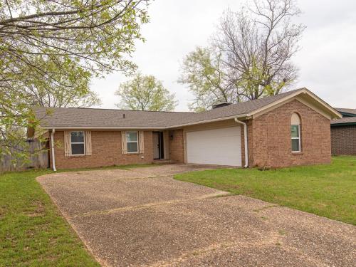 Chic & Spacious 3br2ba Home In Pecan Lake