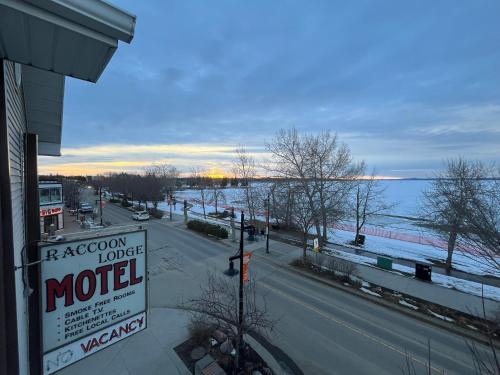 Raccoon Lodge Motel - Accommodation - Sylvan Lake