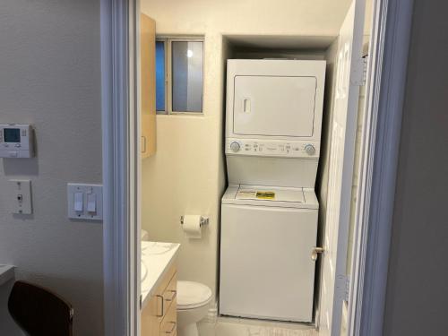 2bedroom & 1bath home near Universal Studio & Hollywood in Van Nuys, USA