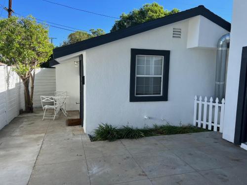 2bedroom & 1bath home near Universal Studio & Hollywood in Van Nuys, USA